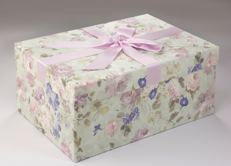 Die Brautkleidbox Mint Flora passt wunderbar zu jedem Hochzeitskleid.